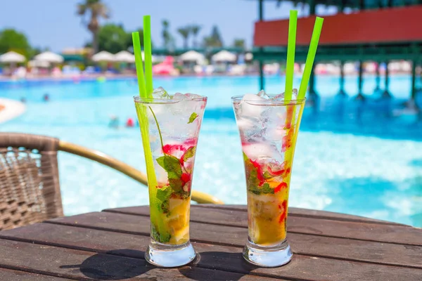 Yaz Tatil Günlerinde Havuz Başında Kokteyl Bardağı — Stok fotoğraf