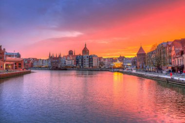 Gdansk'ta muhteşem gün batımı Motlawa nehri, Polonya'ya yansıdı.