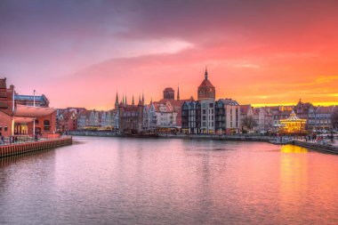 Gdansk'ta muhteşem gün batımı Motlawa nehri, Polonya'ya yansıdı.