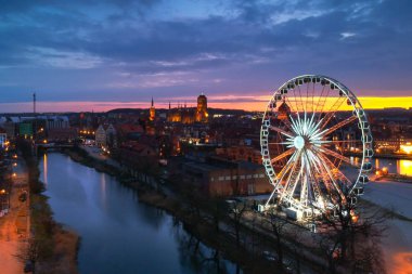 Işıklı dönme dolap ile Gdansk şehir üzerinde gün batımı, Polonya
