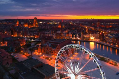 Işıklı dönme dolap ile Gdansk şehir üzerinde gün batımı, Polonya