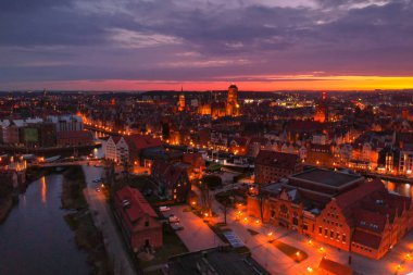 Işıklı dönme dolap ile Gdansk şehir üzerinde gün batımı, Polonya