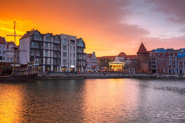 Piękny zachód słońca nad rzeką MOTLAWA w Gdańsku, Polska. — Zdjęcie stockowe
