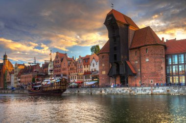 Güzel liman vinç ve gün batımında Gdansk eski şehir, Polan