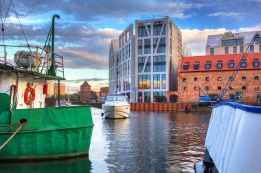 Gdansk şehir gün batımında Motlawa nehri yansıyan, Polonya.
