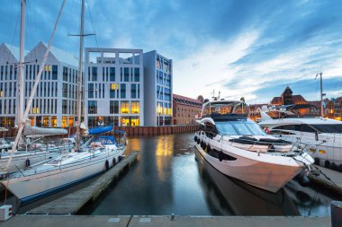 Gdansk Marina alacakaranlıkta lüks yatlar ile, Polonya.