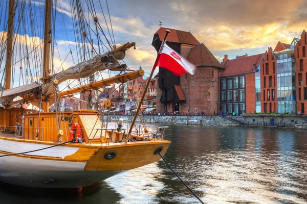 Bella gru portuale e il centro storico di Danzica al tramonto, Polan — Foto Stock