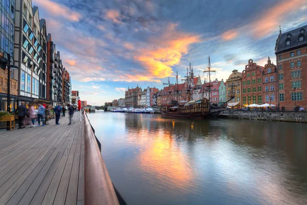 Cidade Velha Bonita Gdansk Sobre Rio Motlawa Por Sol Polônia — Fotografia de Stock