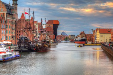 Gdansk, Polonya - 8 Temmuz 2019: Gdansk, Polonya'da Motlawa nehri üzerinde güzel gün batımı. Gdansk güzel mimarisi ile Polonya Pomeranya tarihi başkenti.