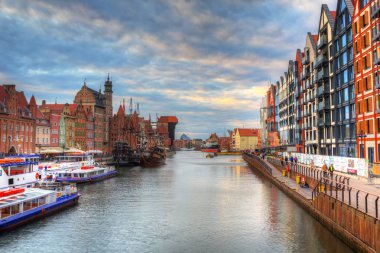 Gdansk, Polonya - 8 Temmuz 2019: Gdansk, Polonya'da Motlawa nehri üzerinde güzel gün batımı. Gdansk güzel mimarisi ile Polonya Pomeranya tarihi başkenti.