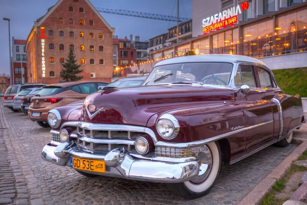 Gdańsk Polska Kwietnia 2019 Classic Cadillac Samochód Zaparkowany Starym Mieście — Zdjęcie stockowe