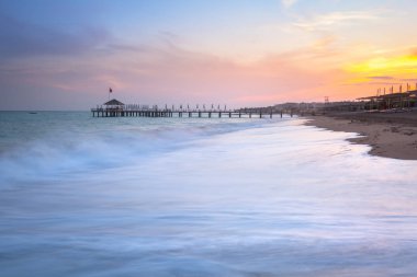 Gün batımında, yan Türk Rivierası'nda güzel bir plaj sahne