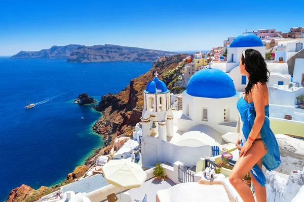 Hermosa ciudad Oia en la isla de Santorini, Grecia — Foto de Stock
