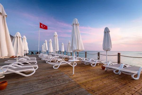 Gün batımında, yan Türk Rivierası'nda ahşap iskele ile güzel sahne
