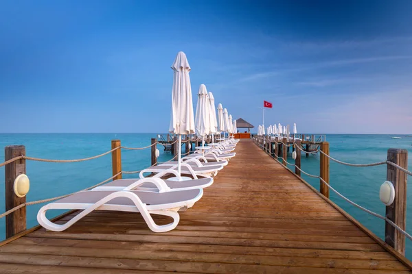 Gün Batımında Yan Türk Rivierası Nda Ahşap Iskele Ile Güzel — Stok fotoğraf