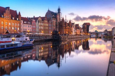 Gdansk, Polonya-25 Temmuz 2019: Gdansk, Polonya Motlawa Nehri üzerinde güzel gündoğumu. Gdansk güzel mimarisi ile Polonya Pomerania tarihi başkenti.