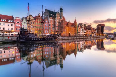 Gdansk, Polonya-25 Temmuz 2019: Gdansk, Polonya Motlawa Nehri üzerinde güzel gündoğumu. Gdansk güzel mimarisi ile Polonya Pomerania tarihi başkenti.