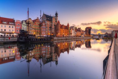 Gdansk, Polonya-25 Temmuz 2019: Gdansk, Polonya Motlawa Nehri üzerinde güzel gündoğumu. Gdansk güzel mimarisi ile Polonya Pomerania tarihi başkenti.