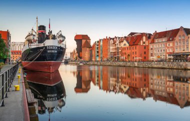 Gdansk, Polonya-25 Temmuz 2019: Gdansk eski kent gündoğumu, Polonya Soldek gemi WTH. Gdansk güzel mimarisi ile Polonya Pomerania tarihi başkenti