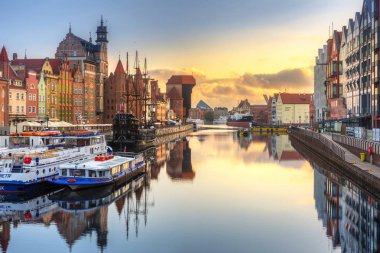 Gdansk, Polonya-25 Temmuz 2019: Gdansk, Polonya Motlawa Nehri üzerinde güzel gündoğumu. Gdansk güzel mimarisi ile Polonya Pomerania tarihi başkenti.
