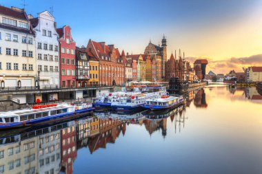 Gdansk, Polonya-25 Temmuz 2019: Gdansk, Polonya Motlawa Nehri üzerinde güzel gündoğumu. Gdansk güzel mimarisi ile Polonya Pomerania tarihi başkenti.