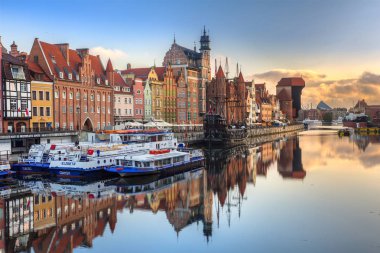 Gdansk, Polonya-25 Temmuz 2019: Gdansk, Polonya Motlawa Nehri üzerinde güzel gündoğumu. Gdansk güzel mimarisi ile Polonya Pomerania tarihi başkenti.