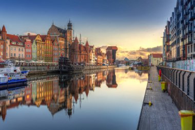 Gdansk, Polonya-25 Temmuz 2019: Gdansk, Polonya Motlawa Nehri üzerinde güzel gündoğumu. Gdansk güzel mimarisi ile Polonya Pomerania tarihi başkenti.