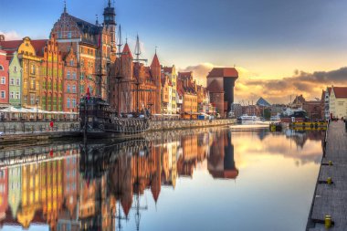 Gdansk, Polonya-25 Temmuz 2019: Gdansk, Polonya Motlawa Nehri üzerinde güzel gündoğumu. Gdansk güzel mimarisi ile Polonya Pomerania tarihi başkenti.