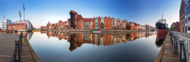 Gdansk, Polonya-25 Temmuz 2019: Motlawa Nehri üzerinde Gdansk Panoraması, Polonya. Gdansk güzel mimarisi ile Polonya Pomerania tarihi başkenti.