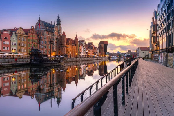 グダニスク ポーランド 2019年7月25日 ポーランド グダニスクのモトラウア川の上の美しい日の出 グダニスクは美しい建築とポーランドのポメラニアの歴史的な首都です — ストック写真