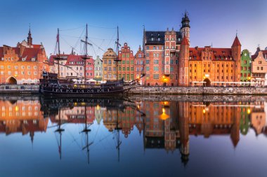 Güneş doğarken Motlawa nehrinin üzerinde güzel eski bir kasabayla Gdansk, Polonya.
