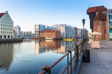Güneş doğarken Motlawa nehrinin üzerinde güzel eski bir kasabayla Gdansk, Polonya.