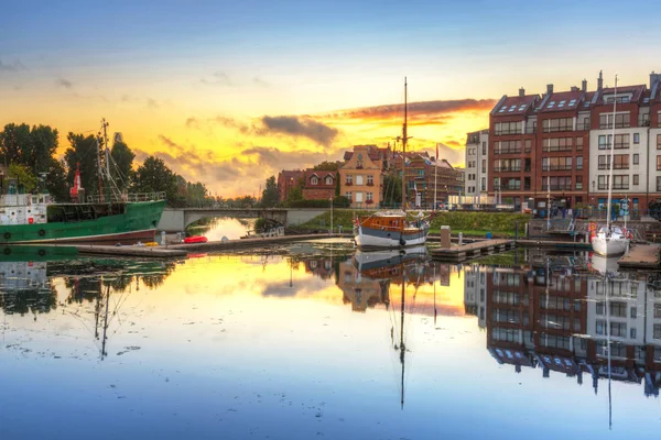 Güneş Doğarken Motlawa Nehrinin Üzerinde Güzel Eski Bir Kasabayla Gdansk — Stok fotoğraf