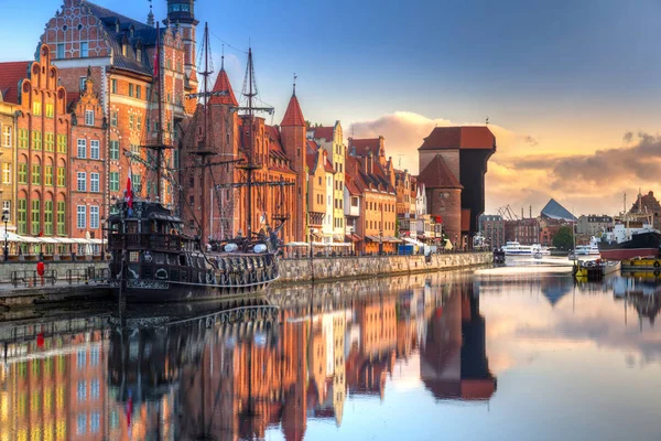 Gdansk con hermoso casco antiguo sobre el río Motlawa al amanecer, Po — Foto de Stock