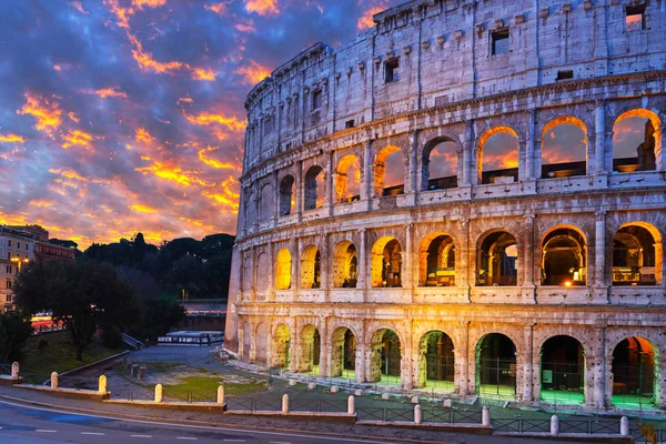 Colosseum belysta i gryningen i Rom, Italien — Stockfoto