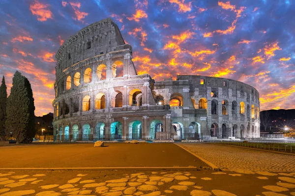 O Coliseu iluminado à noite em Roma, Itália — Fotografia de Stock