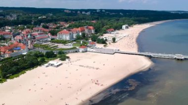 Sopot, Polonya ahşap iskele ile Baltık deniz kıyı şeridi için havadan görünümü