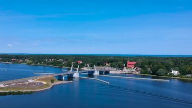 Sobieszewo, Polonya Ölü Vistula nehri üzerinde Güzel asma köprü