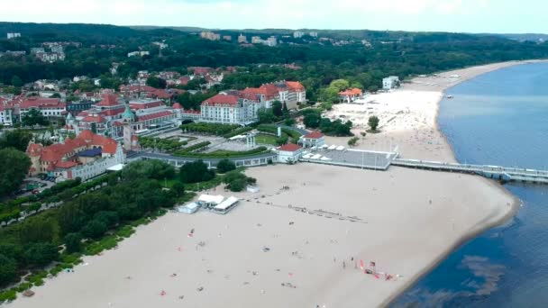 ソポト ポーランドの木製桟橋とバルト海の海岸線の航空写真 — ストック動画