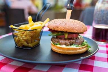 Lezzetli hamburger ızgara biftek ve cips plaka üzerinde