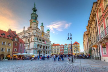 Poznan, Polonya - 8 Eylül 2018: Dusk, Polonya ana meydanında Poznan mimarisi. Poznan bir şehirdir Warta Nehri Batı merkezi Polonya