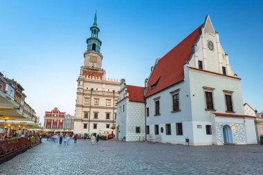 Poznan, Polonya - 8 Eylül 2018: Dusk, Polonya ana meydanında Poznan mimarisi. Poznan bir şehirdir Warta Nehri Batı merkezi Polonya