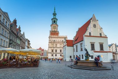 Poznan, Polonya - 8 Eylül 2018: Dusk, Polonya ana meydanında Poznan mimarisi. Poznan bir şehirdir Warta Nehri Batı merkezi Polonya