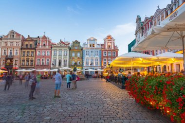 Poznan, Polonya - 8 Eylül 2018: Dusk, Polonya ana meydanında Poznan mimarisi. Poznan bir şehirdir Warta Nehri Batı merkezi Polonya