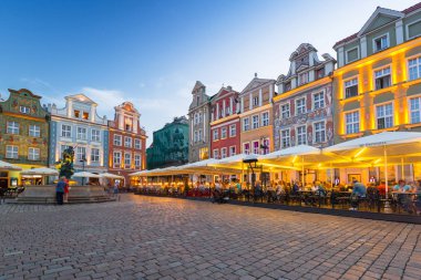 Poznan, Polonya - 8 Eylül 2018: Dusk, Polonya ana meydanında Poznan mimarisi. Poznan bir şehirdir Warta Nehri Batı merkezi Polonya