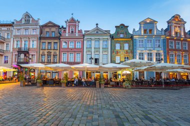 Poznan, Polonya - 8 Eylül 2018: Dusk, Polonya ana meydanında Poznan mimarisi. Poznan bir şehirdir Warta Nehri Batı merkezi Polonya