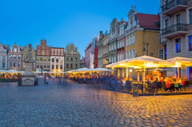 Poznan, Polonya - 8 Eylül 2018: Dusk, Polonya ana meydanında Poznan mimarisi. Poznan bir şehirdir Warta Nehri Batı merkezi Polonya