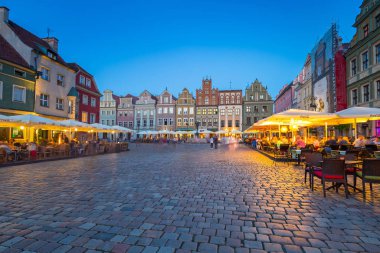 Poznan, Polonya - 8 Eylül 2018: Dusk, Polonya ana meydanında Poznan mimarisi. Poznan bir şehirdir Warta Nehri Batı merkezi Polonya
