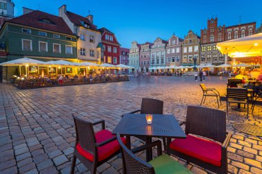 Poznan, Polonya - 8 Eylül 2018: Dusk, Polonya ana meydanında Poznan mimarisi. Poznan bir şehirdir Warta Nehri Batı merkezi Polonya