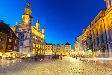 Poznan, Polonya - 8 Eylül 2018: Poznan'daki ana meydanın mimarisi gece, Polonya. Poznan, Polonya'nın batısında, Warta Nehri'nde bulunan bir şehirdir.